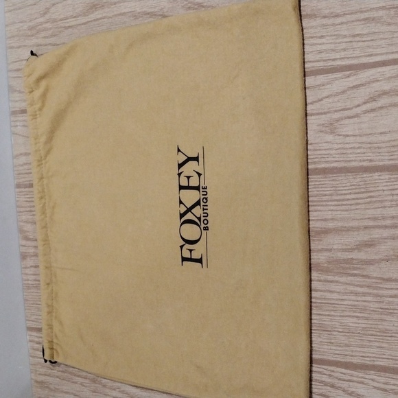 FOXEY BOUTIQUE Tan color Drawstring Protective Storage Dust Bag 17.5 x 16-in - Picture 4 of 8